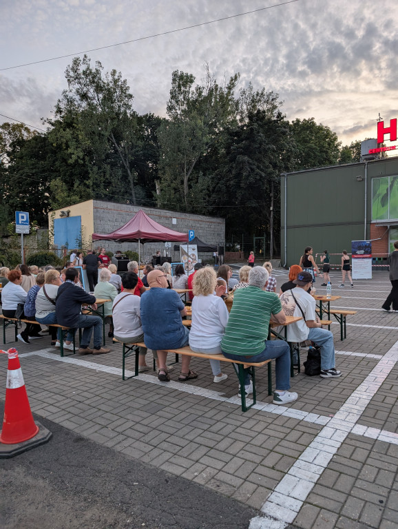 Tarnowskie Góry. Potańcówka pod chmurką przy hali