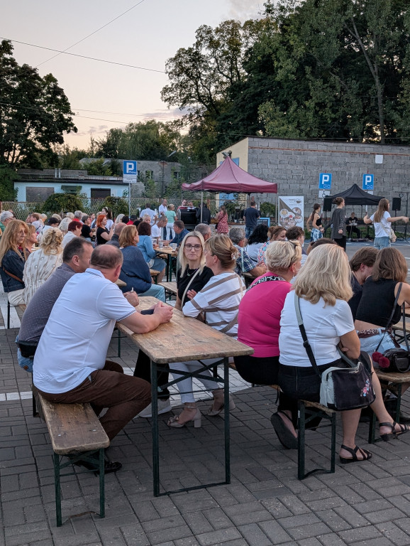 Tarnowskie Góry. Potańcówka pod chmurką przy hali