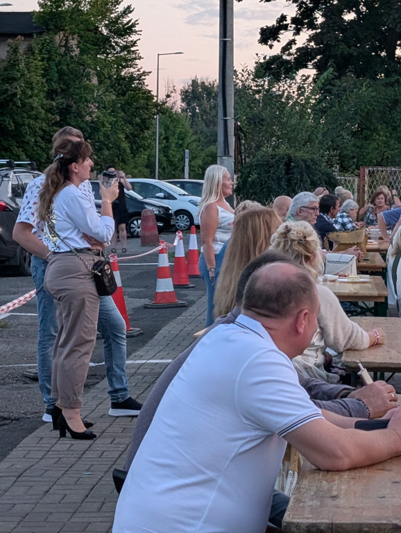 Tarnowskie Góry. Potańcówka pod chmurką przy hali