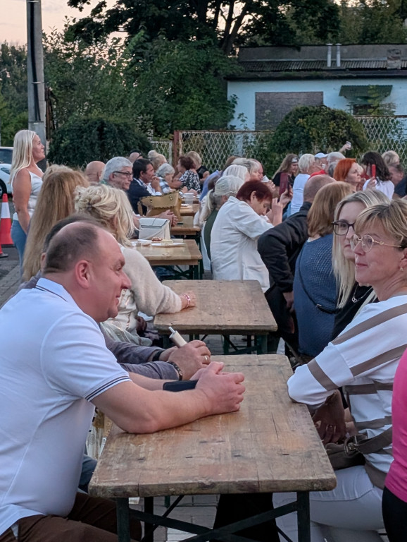 Tarnowskie Góry. Potańcówka pod chmurką przy hali