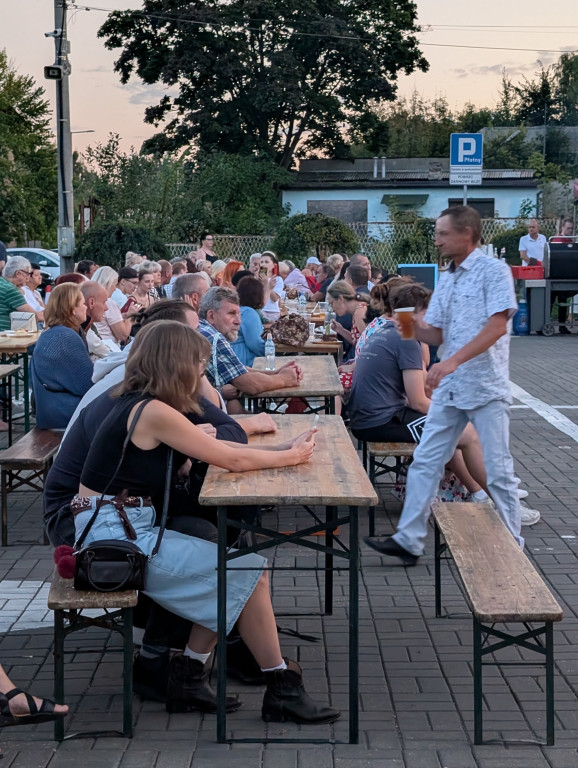 Tarnowskie Góry. Potańcówka pod chmurką przy hali