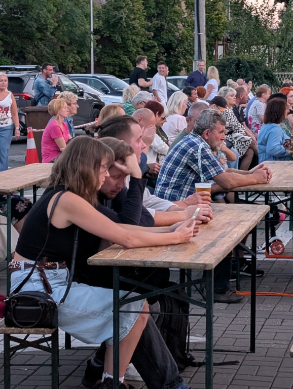 Tarnowskie Góry. Potańcówka pod chmurką przy hali
