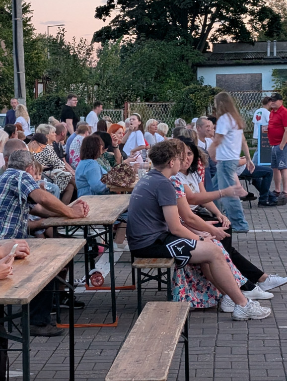 Tarnowskie Góry. Potańcówka pod chmurką przy hali