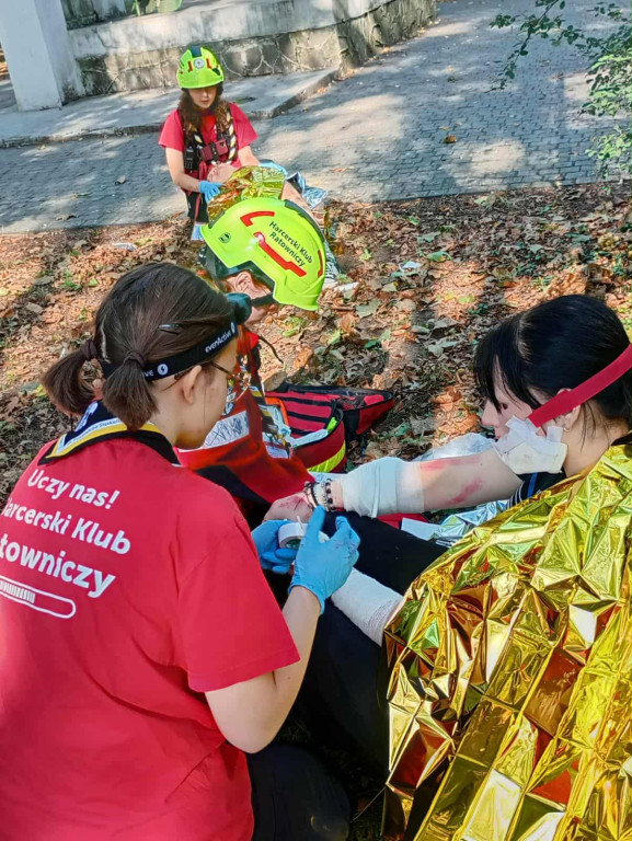 Harcerze i strażacy w akcji pierwszej pomocy