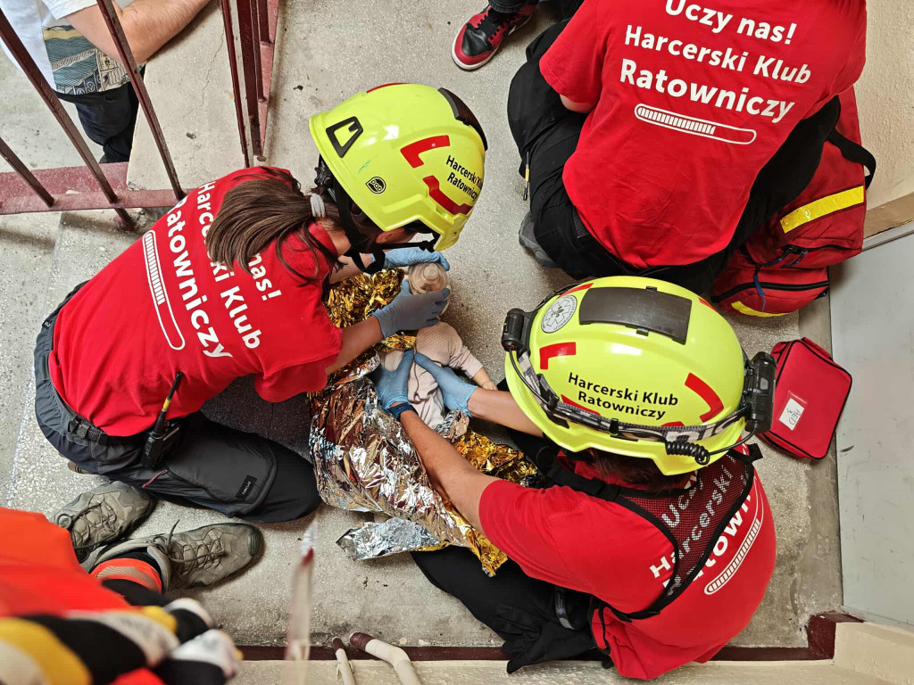 Harcerze i strażacy w akcji pierwszej pomocy
