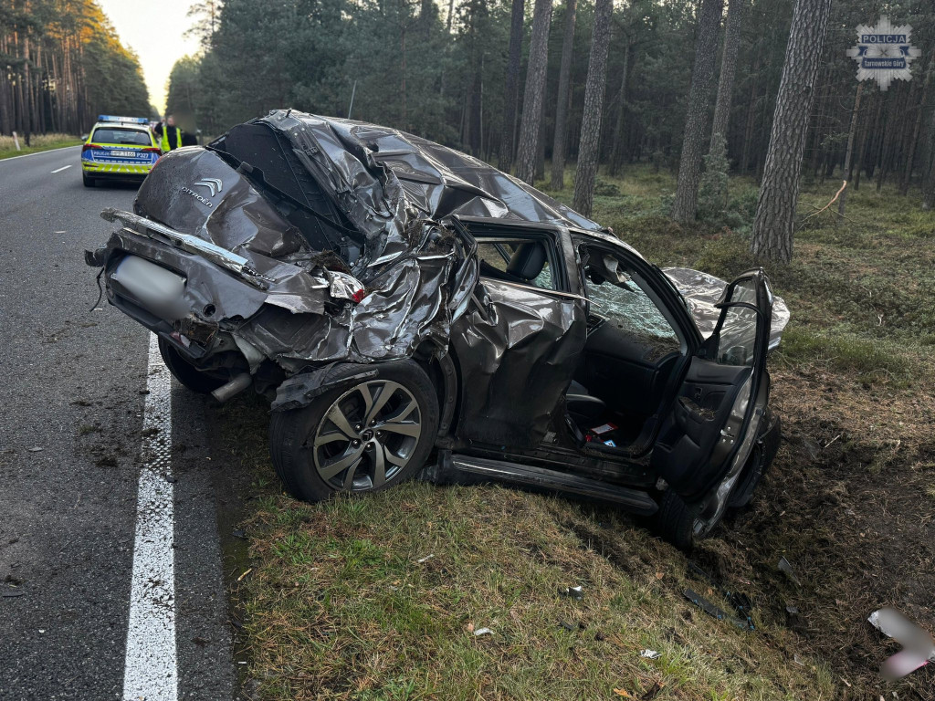 Wypadek koło Tworoga. Dachowanie citroena