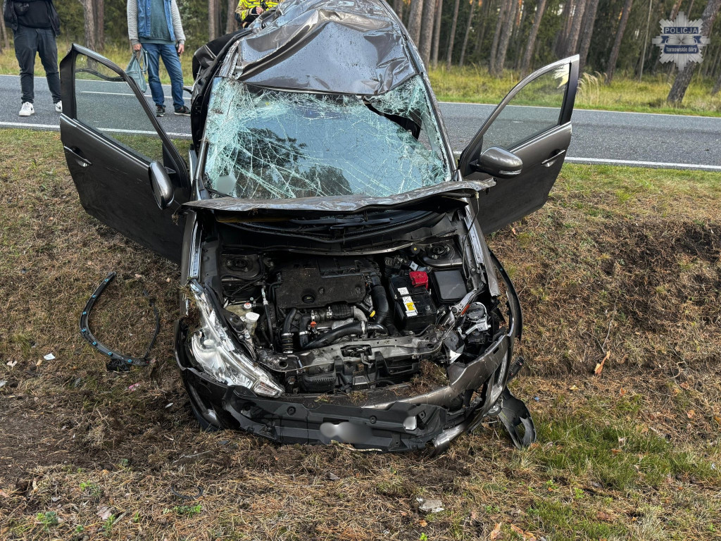 Wypadek koło Tworoga. Dachowanie citroena
