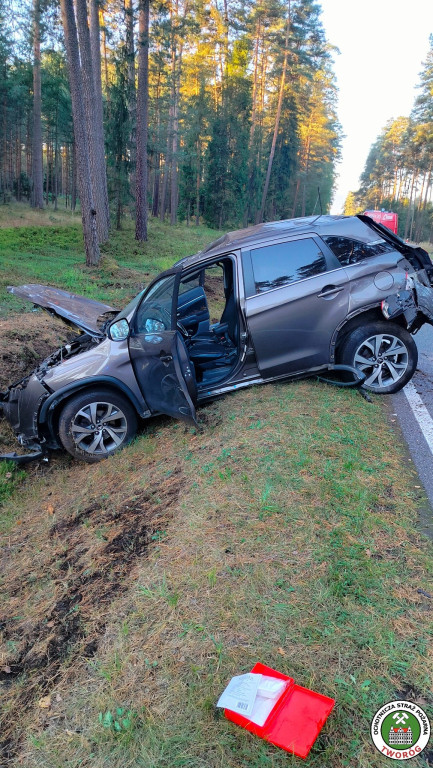 Wypadek koło Tworoga. Dachowanie citroena