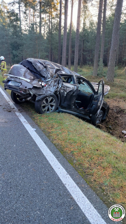 Wypadek koło Tworoga. Dachowanie citroena