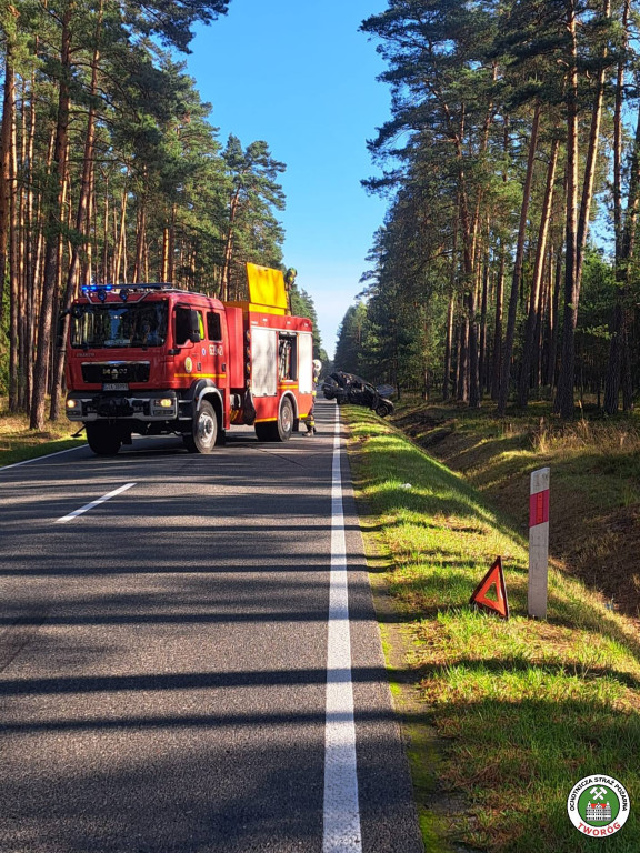 Wypadek koło Tworoga. Dachowanie citroena