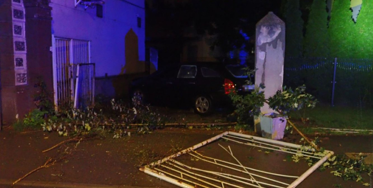 TG. Wjechał w płot przy Opolskiej. Miał ponad...