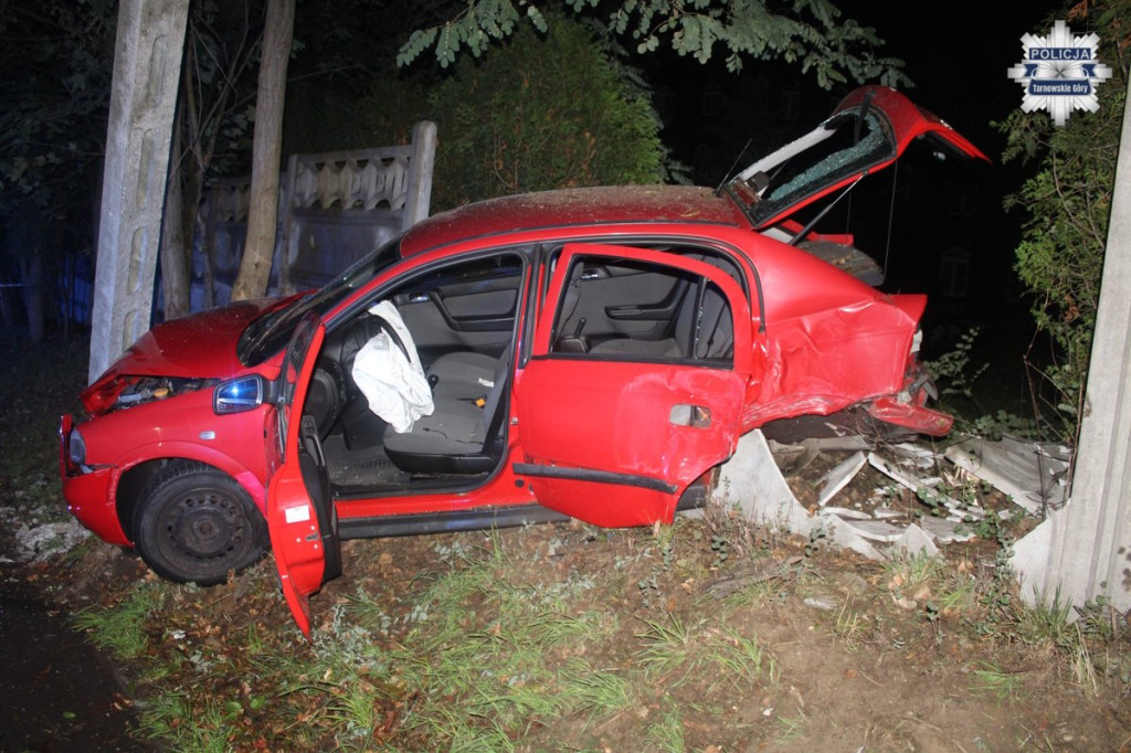 Tarnowskie Góry. Uderzył w słup i płot, potem uciekł