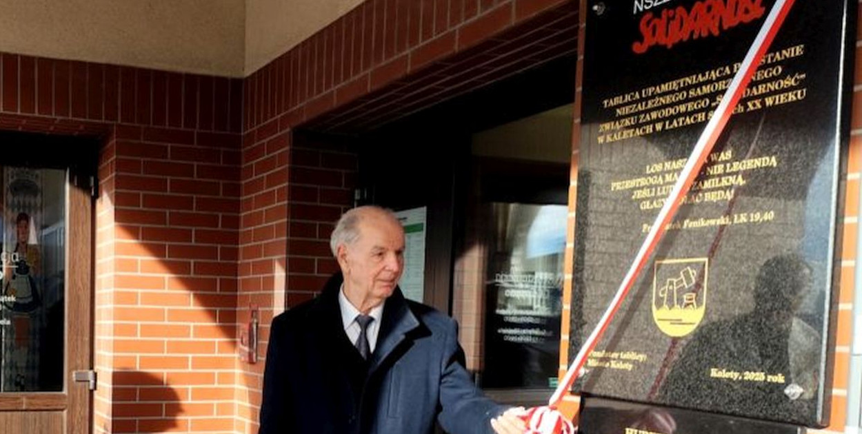 Upamiętnia powstanie „Solidarności” w Kaletach