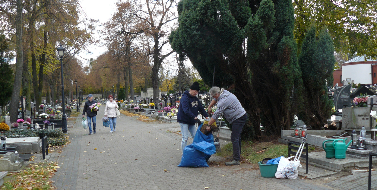 Wszystkich Świętych tuż, tuż. Ruch na cmentarzach