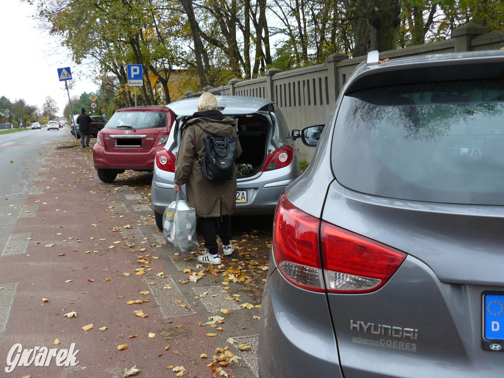 Wszystkich Świętych tuż, tuż. Ruch na cmentarzach