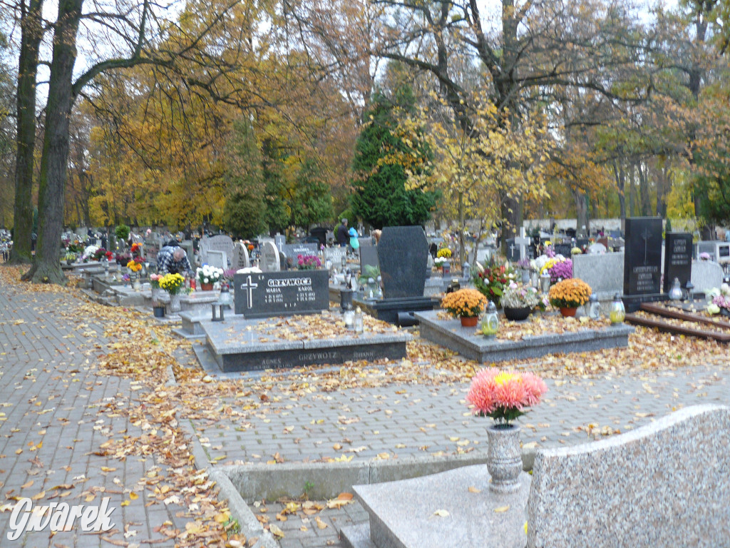 Wszystkich Świętych tuż, tuż. Ruch na cmentarzach