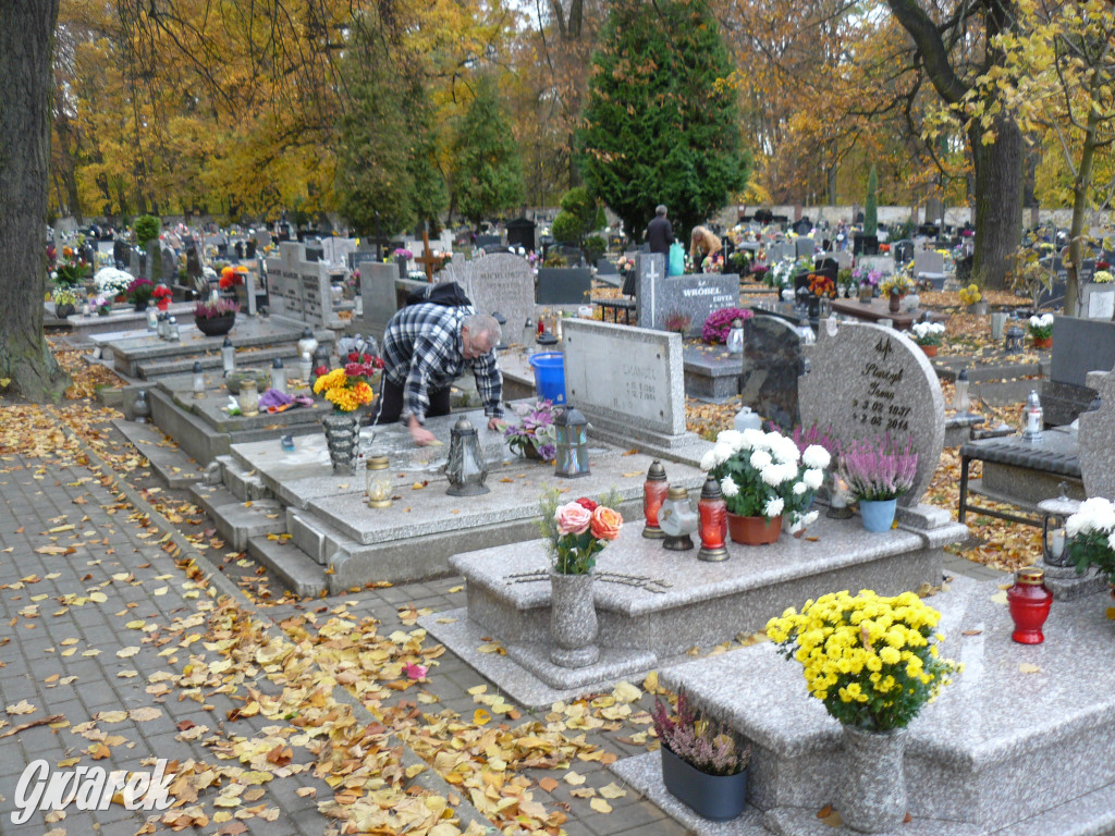 Wszystkich Świętych tuż, tuż. Ruch na cmentarzach