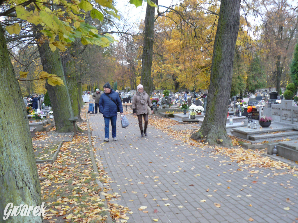 Wszystkich Świętych tuż, tuż. Ruch na cmentarzach