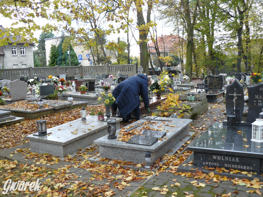Wszystkich Świętych tuż, tuż. Ruch na cmentarzach
