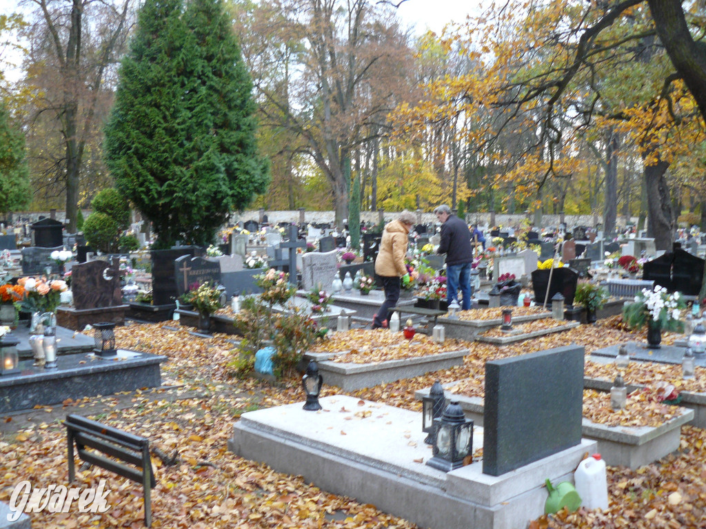 Wszystkich Świętych tuż, tuż. Ruch na cmentarzach