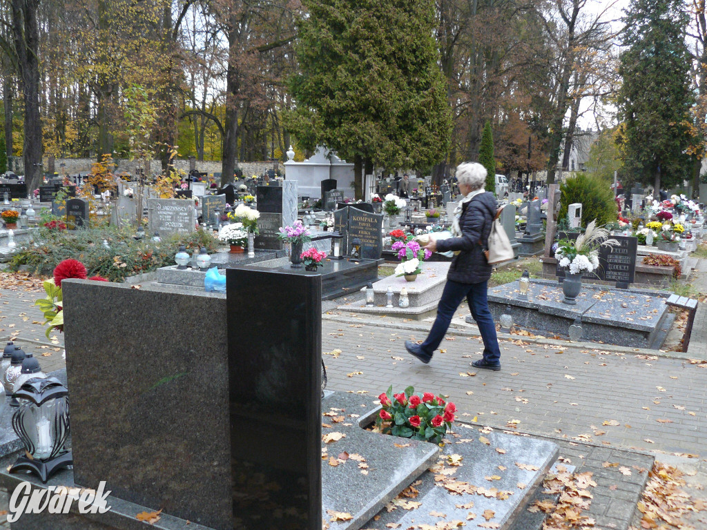 Wszystkich Świętych tuż, tuż. Ruch na cmentarzach