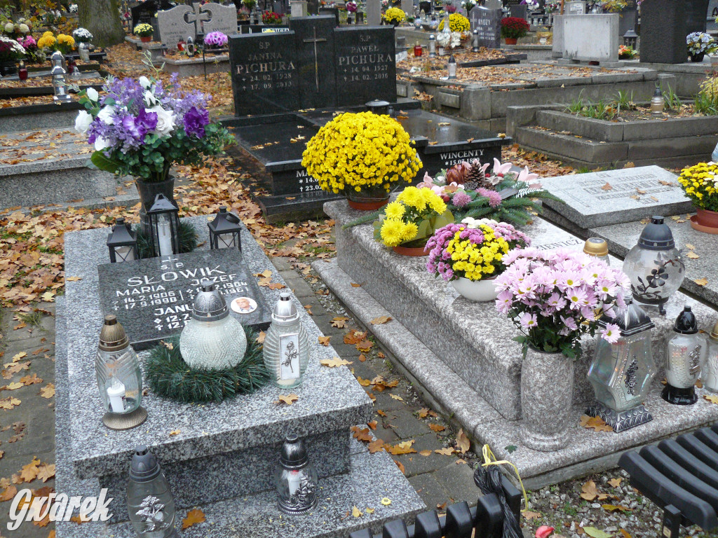 Wszystkich Świętych tuż, tuż. Ruch na cmentarzach