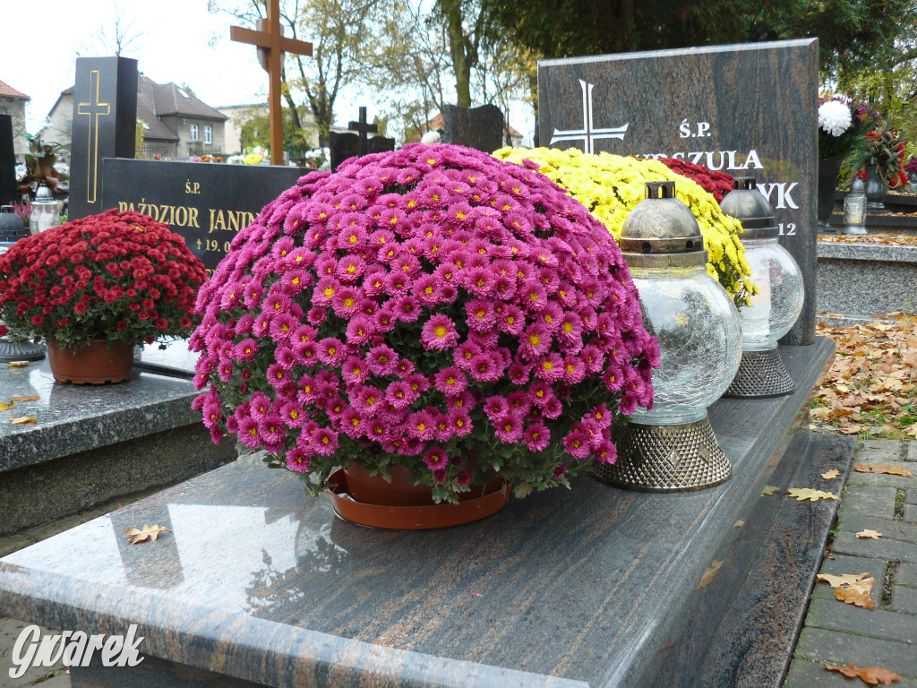 Wszystkich Świętych tuż, tuż. Ruch na cmentarzach