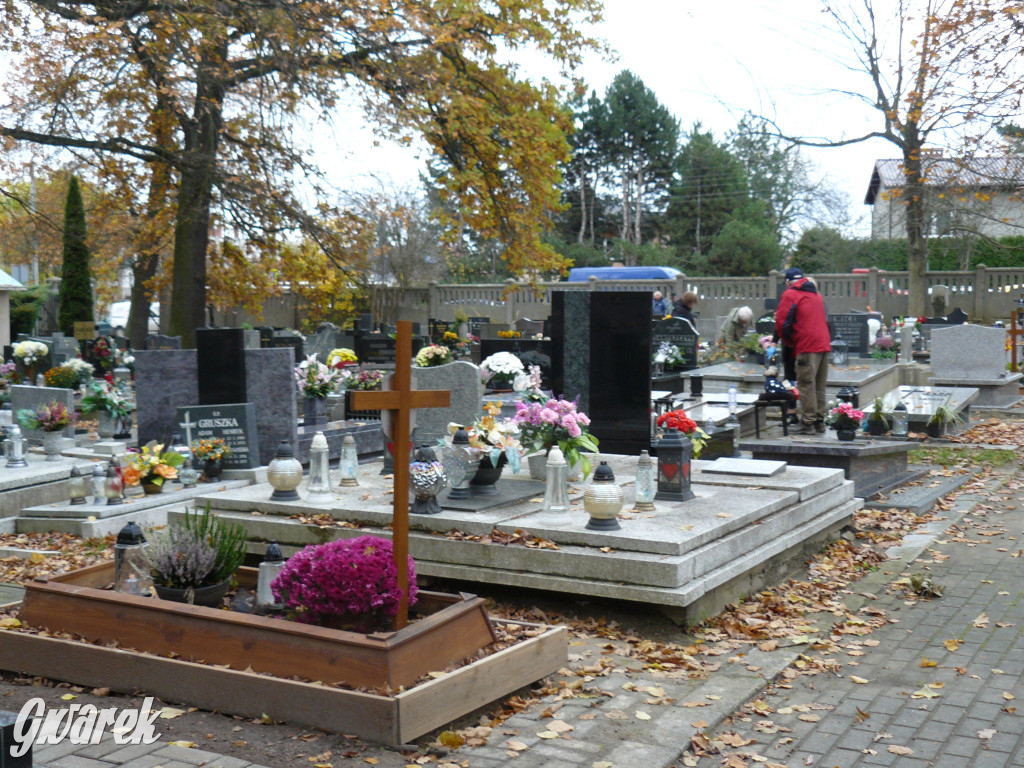 Wszystkich Świętych tuż, tuż. Ruch na cmentarzach