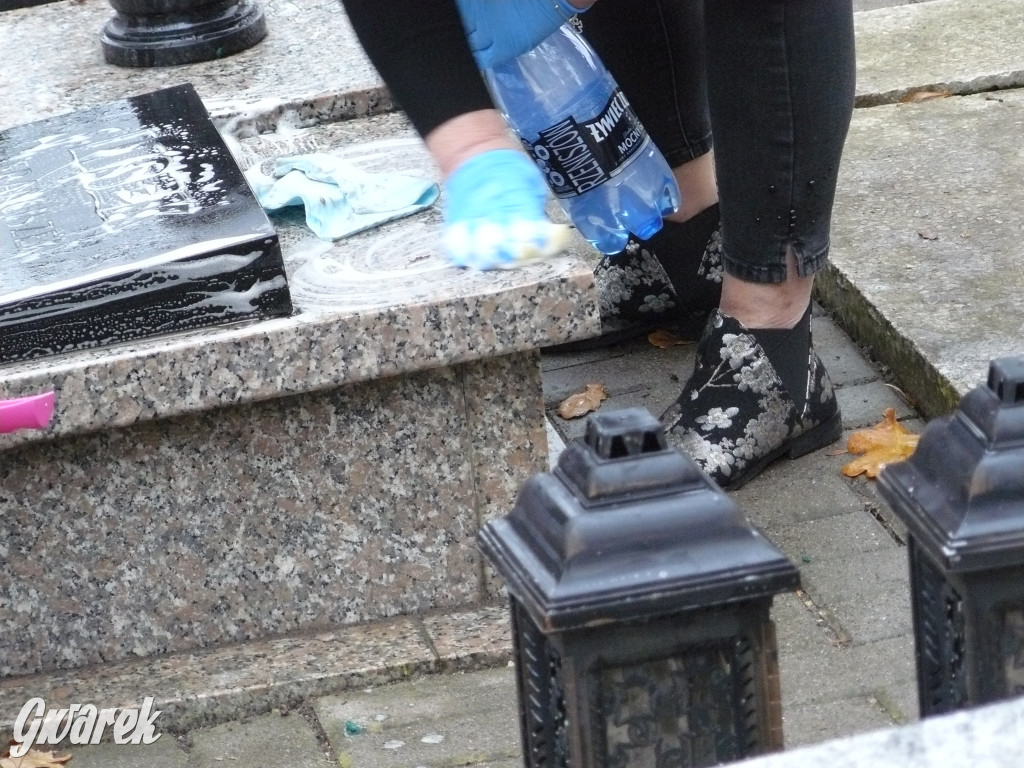 Wszystkich Świętych tuż, tuż. Ruch na cmentarzach