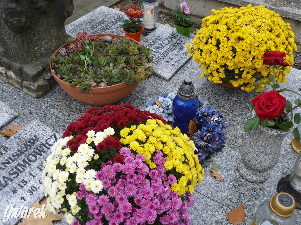 Wszystkich Świętych tuż, tuż. Ruch na cmentarzach