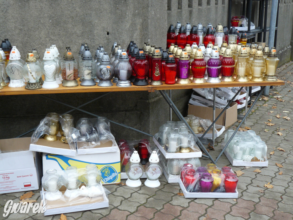 Wszystkich Świętych tuż, tuż. Ruch na cmentarzach