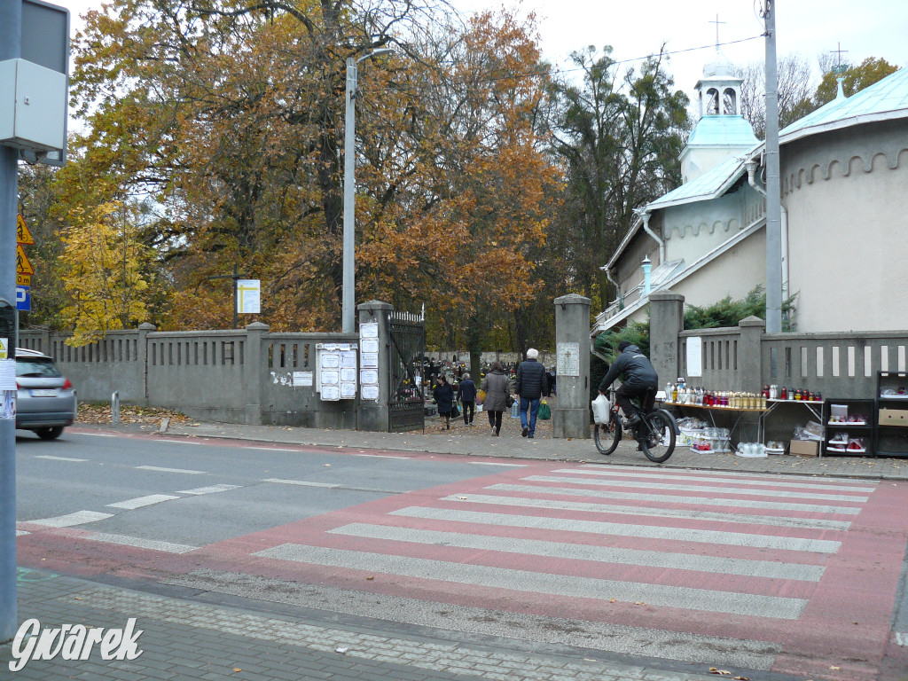 Wszystkich Świętych tuż, tuż. Ruch na cmentarzach