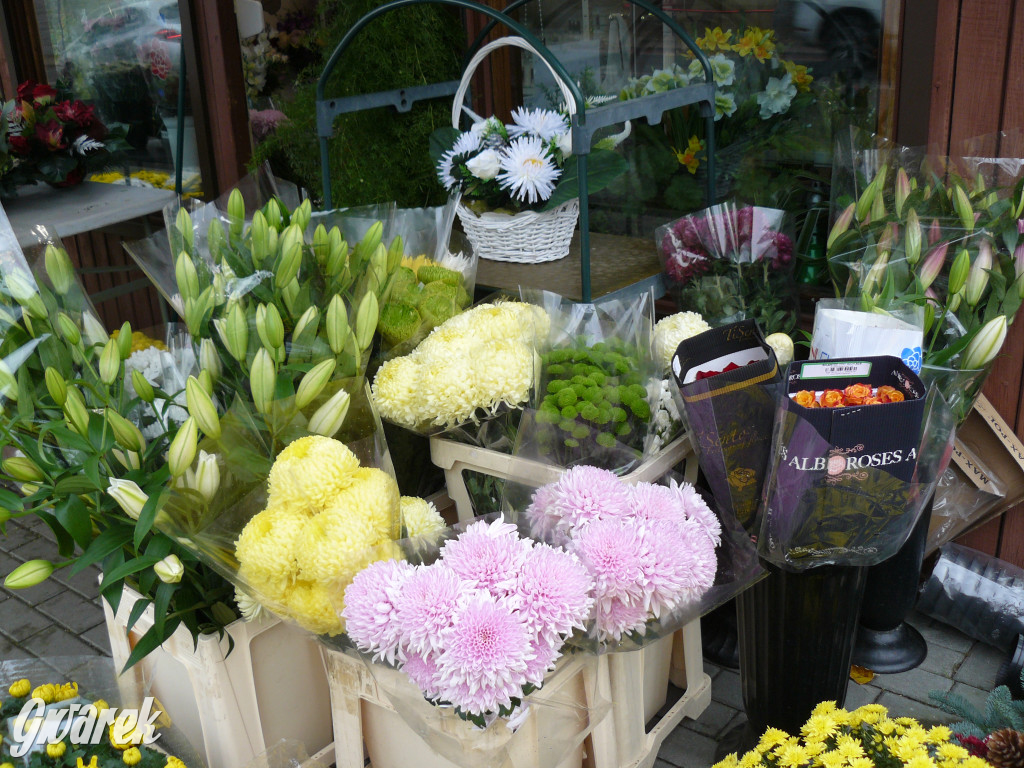 Wszystkich Świętych tuż, tuż. Ruch na cmentarzach