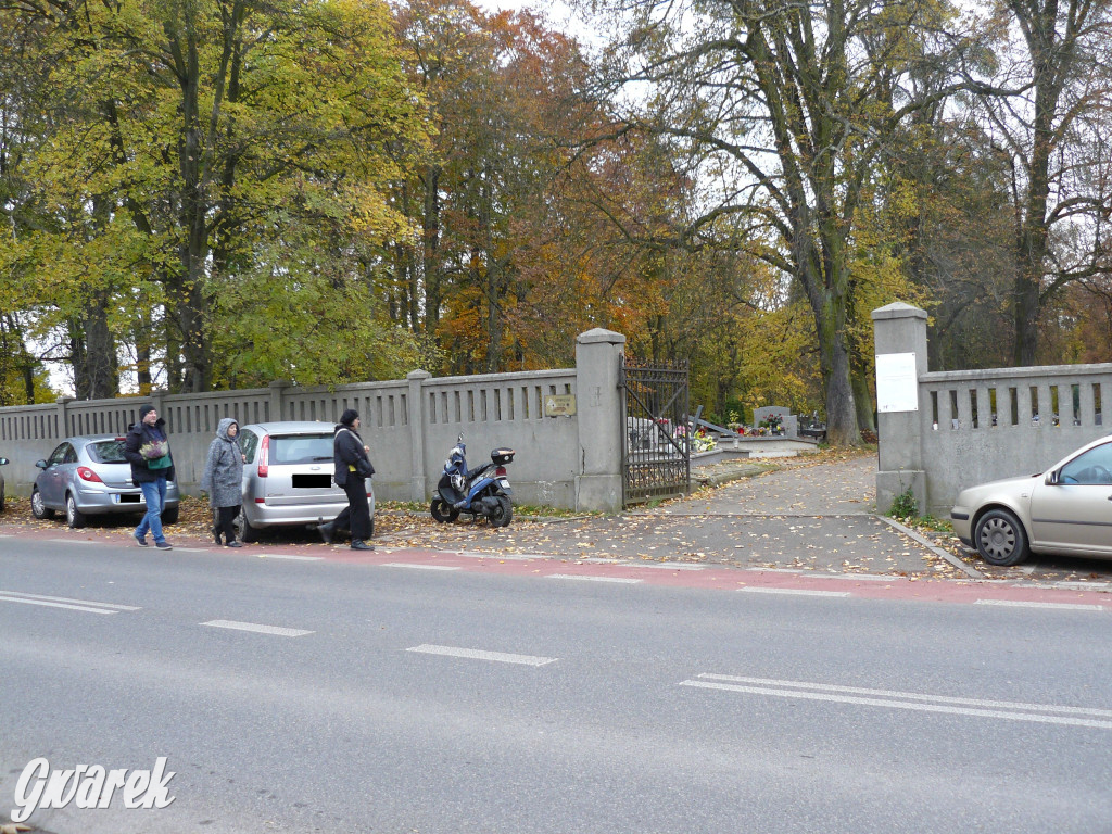 Wszystkich Świętych tuż, tuż. Ruch na cmentarzach