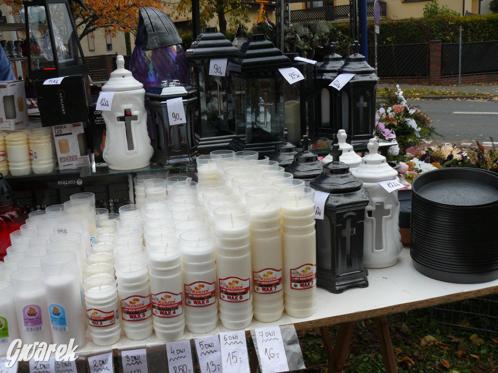 Wszystkich Świętych tuż, tuż. Ruch na cmentarzach