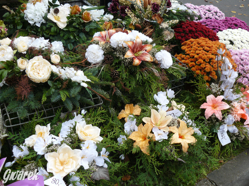 Wszystkich Świętych tuż, tuż. Ruch na cmentarzach