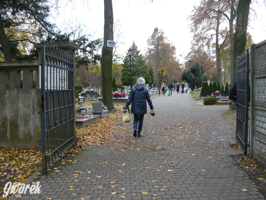 Wszystkich Świętych tuż, tuż. Ruch na cmentarzach