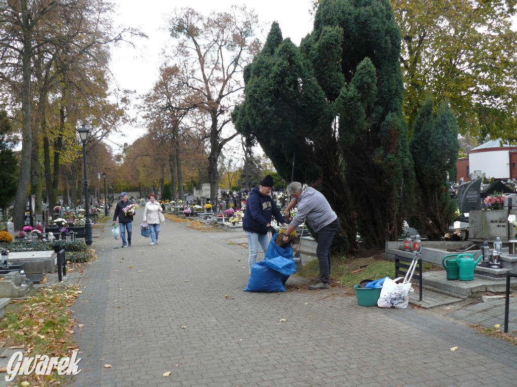 Wszystkich Świętych tuż, tuż. Ruch na cmentarzach