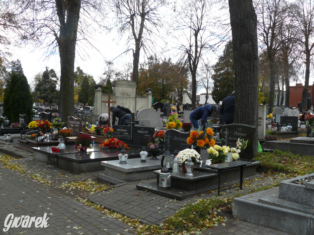 Wszystkich Świętych tuż, tuż. Ruch na cmentarzach