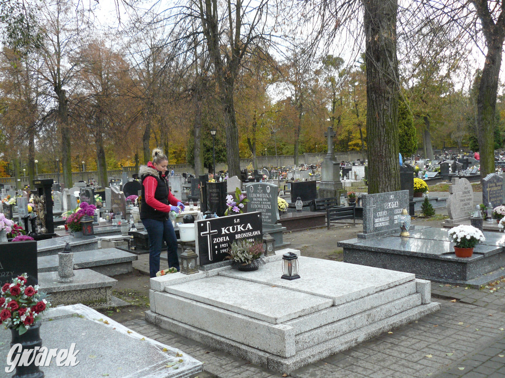Wszystkich Świętych tuż, tuż. Ruch na cmentarzach
