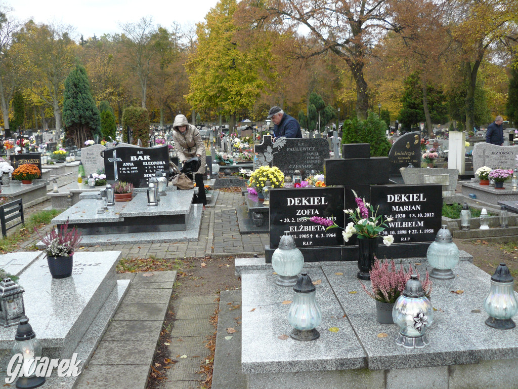 Wszystkich Świętych tuż, tuż. Ruch na cmentarzach