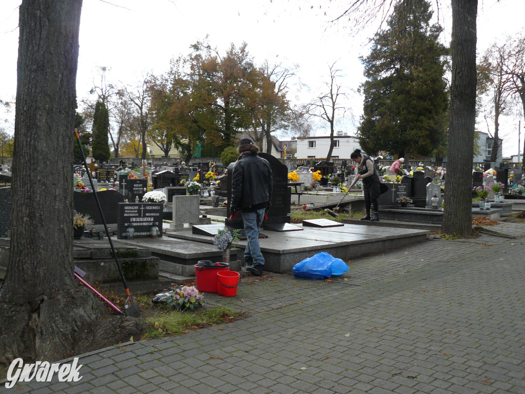 Wszystkich Świętych tuż, tuż. Ruch na cmentarzach
