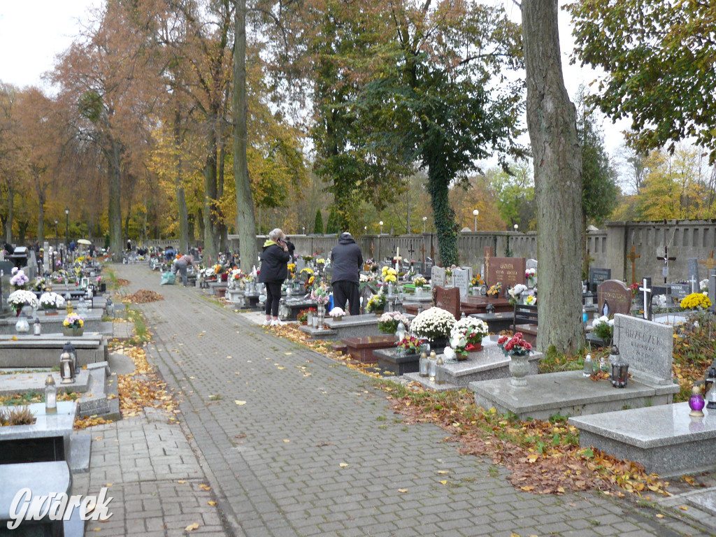 Wszystkich Świętych tuż, tuż. Ruch na cmentarzach