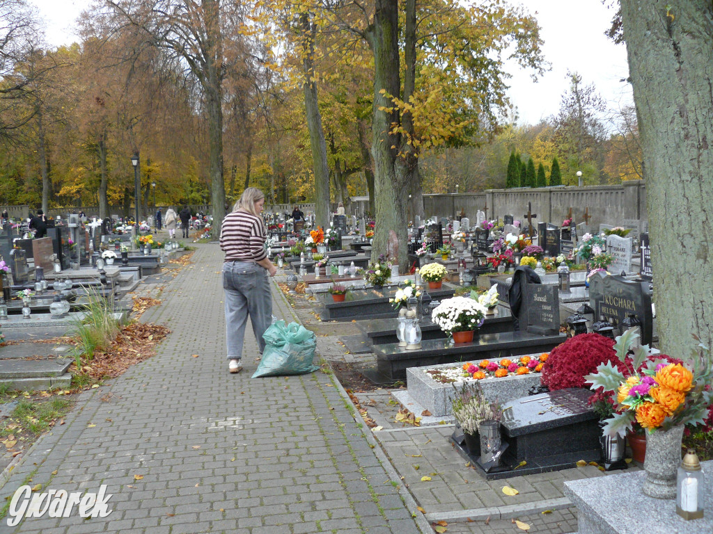 Wszystkich Świętych tuż, tuż. Ruch na cmentarzach