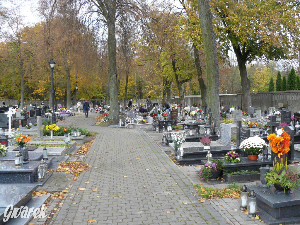 Wszystkich Świętych tuż, tuż. Ruch na cmentarzach