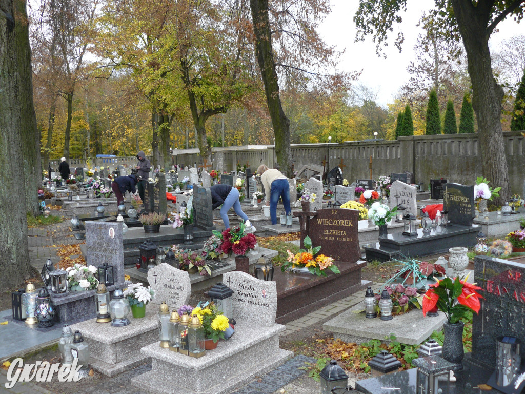 Wszystkich Świętych tuż, tuż. Ruch na cmentarzach