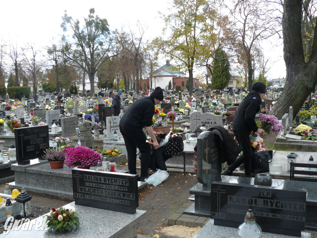 Wszystkich Świętych tuż, tuż. Ruch na cmentarzach
