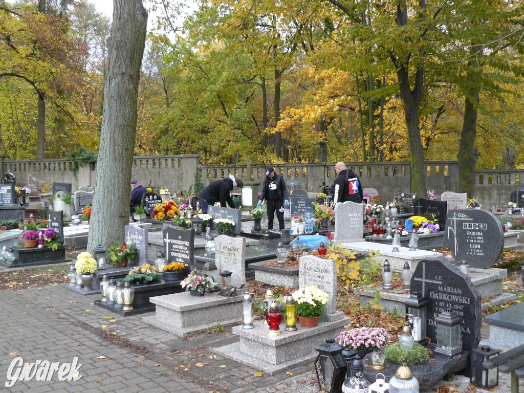 Wszystkich Świętych tuż, tuż. Ruch na cmentarzach