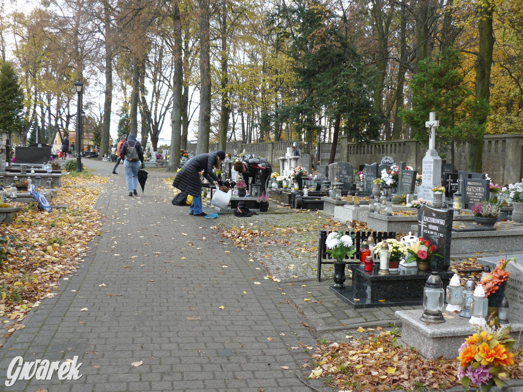Wszystkich Świętych tuż, tuż. Ruch na cmentarzach
