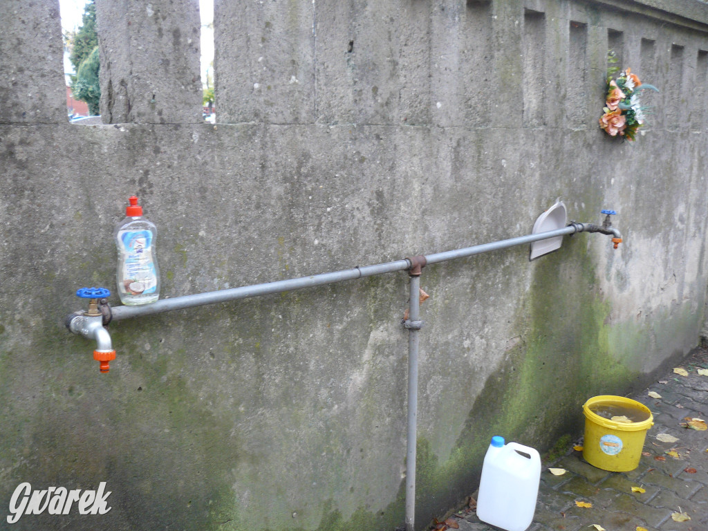 Wszystkich Świętych tuż, tuż. Ruch na cmentarzach